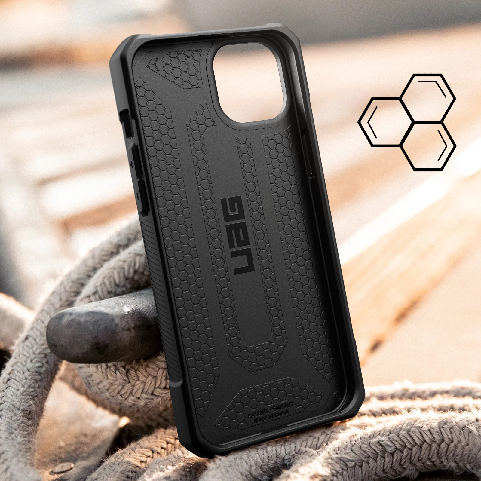 Cover UAG per iPhone 15, serie Monarch - fibra di carbonio nero - Italiano