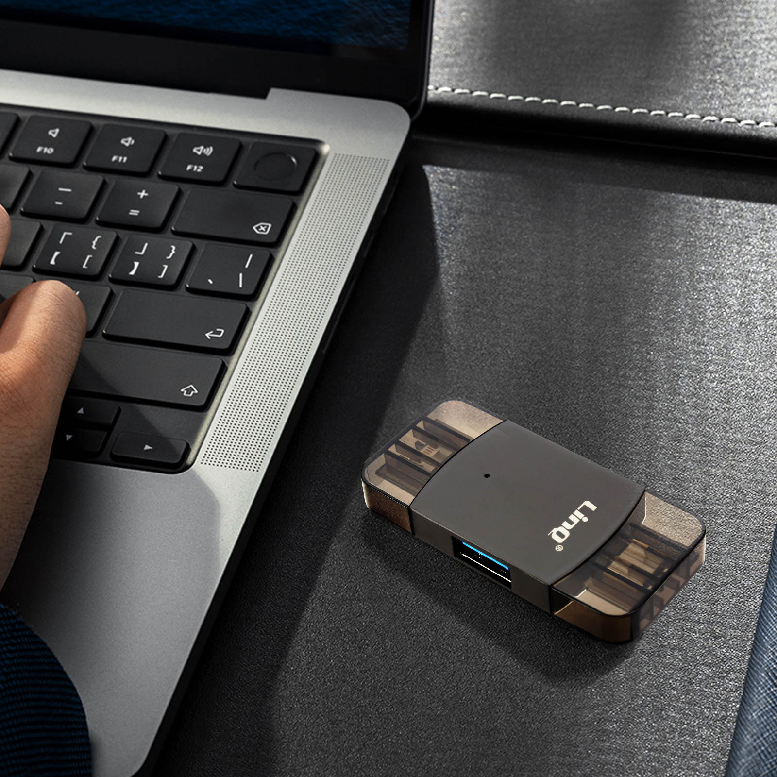 Adattatore OcioDual OTG da USB 2.0 a USB-C Femmina/Maschio Bianco Adattatore OcioDual OTG da USB 2.0 a USB-C Femmina/Maschio Bianco