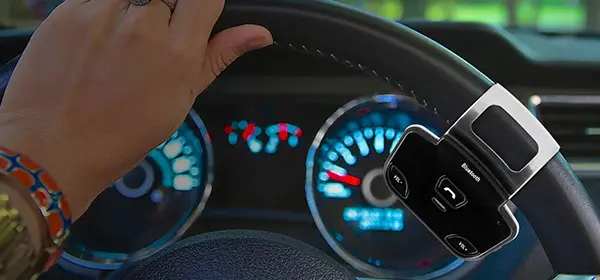 Comment connecter son téléphone à sa voiture sans Bluetooth ?