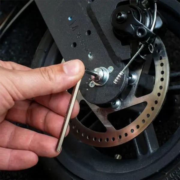 Comment démonter une roue de trottinette électrique ? - BETA Un Magazine  Raffolant